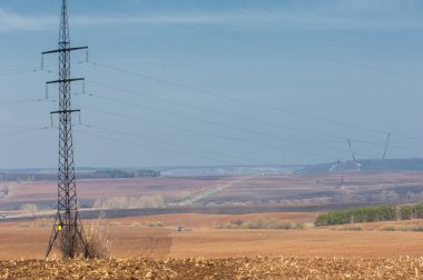Bahar manzara. enerji sütun bahar alan üzerine. engebeli arazi. ağaçların yaprakları olmadan. . Son kar.