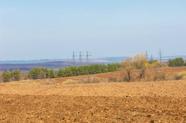 Bahar manzara. enerji sütun bahar alan üzerine. engebeli arazi. ağaçların yaprakları olmadan. Son kar.