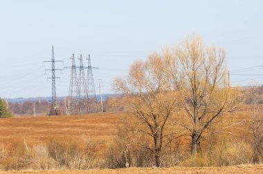 Bahar manzara. enerji sütun bahar alan üzerine. engebeli arazi. ağaçların yaprakları olmadan. Son kar.