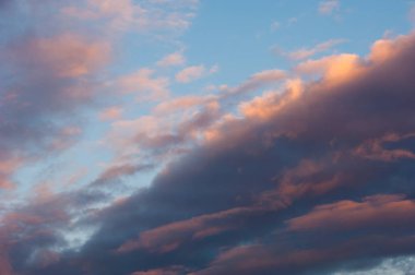 Bulutlar gökyüzü manzara. bulutlar, gündoğumu günbatımı,