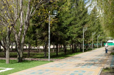 Arka plan resmi, bahar kentsel kentsel peyzaj şehir eğlence parkının Naberezhnye Chelny şehir dokusuna