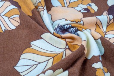 Doku, arka plan, çizim. Pamuk bez kahverengidir. Beyaz bej sarı çiçekler bir bez üzerinde boyanır.