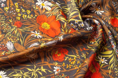 Doku, arka plan, desen. İpek kumaş. Koyu kahverengi, boyalı kırmızı poppies, beyaz camomiles. Kır çiçekleri