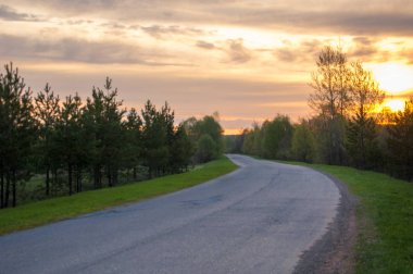 Bahar peyzaj, gündoğumu gündoğumu. Köy yolunda, bir yol ile kırsal manzara.