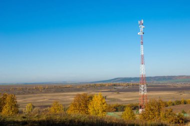 Sonbahar manzara, telefon aktarma Kulesi. sabit bir süre için bir kaldırma veya görev yapan ve benzer bir grup tarafından değiştirilir. Telekomünikasyon kule ilerleme sonbahar antenle