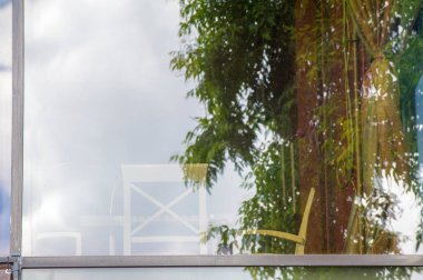 Vitray windows büyük pencereler. Cam duvar. genellikle saydam veya yarı saydam bir sert, kırılgan madde kum soda kireç ve bazen diğer maddeler ile eritme ve hızla soğutma tarafından yapılan