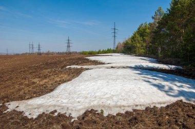 Bahar manzara. bahar alanında son kar. engebeli arazi. ağaçların yaprakları olmadan. ilk sıcak günleridir