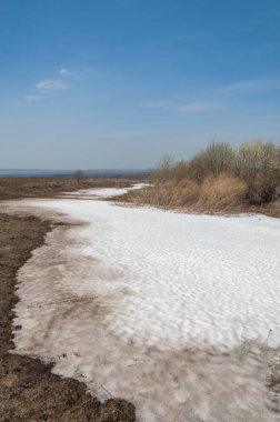 Bahar manzara. bahar alanında son kar. engebeli arazi. ağaçların yaprakları olmadan. ilk sıcak günleridir