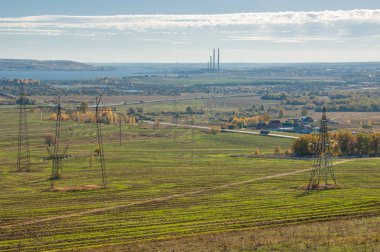 Sonbahar sahneleri. Energo. Yeşil enerji, enerji santrali, yakın yüksek voltajlı güç hatları kavramı. Güç Dağıtım İstasyonu. yüksek voltajlı elektrik iletim bir pilon siluet kulenin.