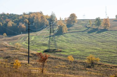 Sonbahar sahneleri. Energo. Yeşil enerji, enerji santrali, yakın yüksek voltajlı güç hatları kavramı. Güç Dağıtım İstasyonu. yüksek voltajlı elektrik iletim bir pilon siluet kulenin.