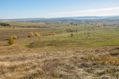 Sonbahar manzara. yüksek bir tepeden görüntüleyin. Uzaktan bir yerleşim yeridir. Güç hatları