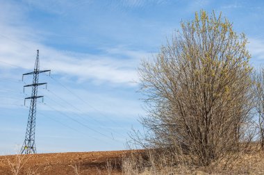 Bahar manzara. enerji sütun bahar alan üzerine. engebeli arazi. ağaçların yaprakları olmadan. . Son kar.