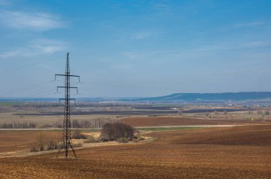 Bahar manzara. enerji sütun bahar alan üzerine. engebeli arazi. ağaçların yaprakları olmadan. . Son kar.