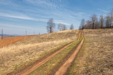 Bahar manzara. bahar alan ülke yolda. engebeli arazi. ağaçların yaprakları olmadan. Son kar.
