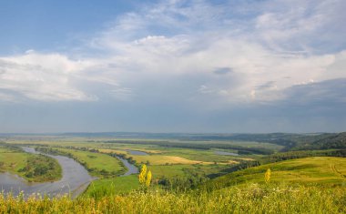 Bir nehir, yatay panoramik yaz. Kama Nehri, Tataristan, Russi