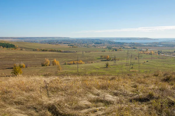 Sonbahar manzara. yüksek bir tepeden görüntüleyin. Uzaktan bir yerleşim yeridir. Güç hatları