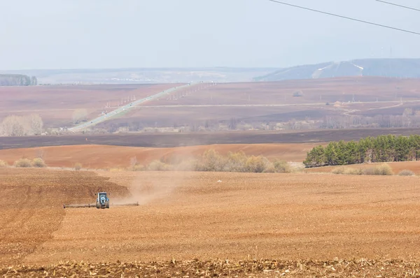 Kurumsal kırsal başlıyor, arazi Tarım traktörler tarafından alan çalışmaları bahar. Rusya Tataristan. Zainsky bölgesi. 06.03. 2018 yıl