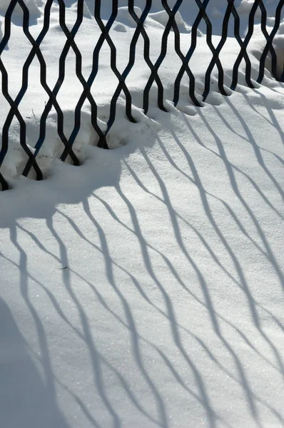 冬の風景 テクスチャ背景 人工の柵から雪の上の影の反射 — ストック写真