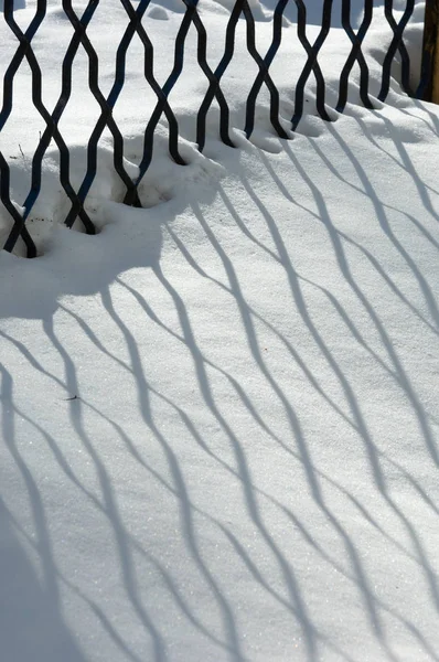 Winterlandschap Textuur Achtergrond Weerspiegeling Van Schaduwen Sneeuw Van Kunstmatige Hek — Stockfoto