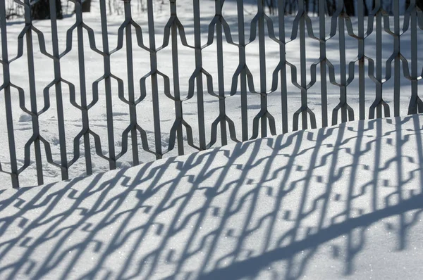 冬の風景 テクスチャ背景 人工の柵で雪の上の影を映し出す 光と影 景観都市 — ストック写真
