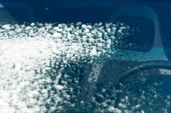 冬季景观 白雪覆盖的汽车 晴朗的天 重的霜冻 — 图库照片