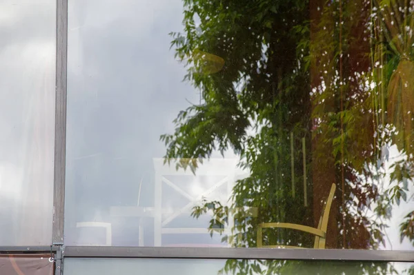 Vitray windows büyük pencereler. Cam duvar. genellikle saydam veya yarı saydam bir sert, kırılgan madde kum soda kireç ve bazen diğer maddeler ile eritme ve hızla soğutma tarafından yapılan