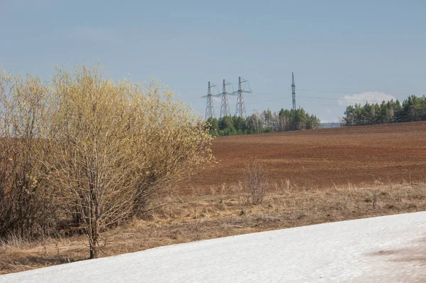 Jarní Krajina Poslední Sníh Jaře Pole Kopcovitý Terén Stromy Bez — Stock fotografie