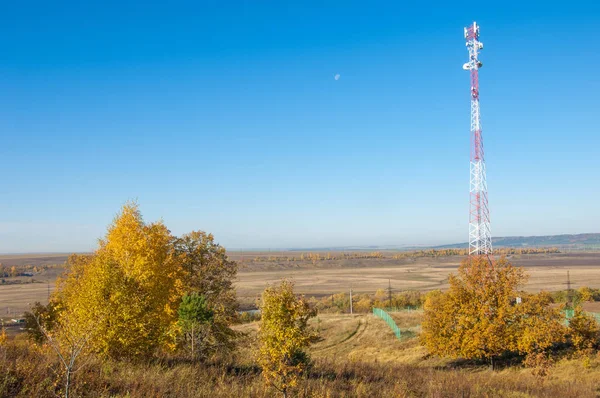 Sonbahar manzara, telefon aktarma Kulesi. sabit bir süre için bir kaldırma veya görev yapan ve benzer bir grup tarafından değiştirilir. Telekomünikasyon kule ilerleme sonbahar antenle