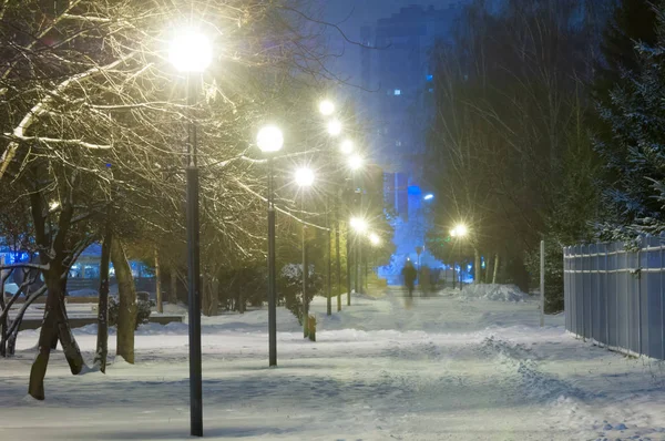 Stadtlandschaft Nacht Geht Schnee Auf Der Straße Eine Straßenlaterne Beleuchtet — Stockfoto