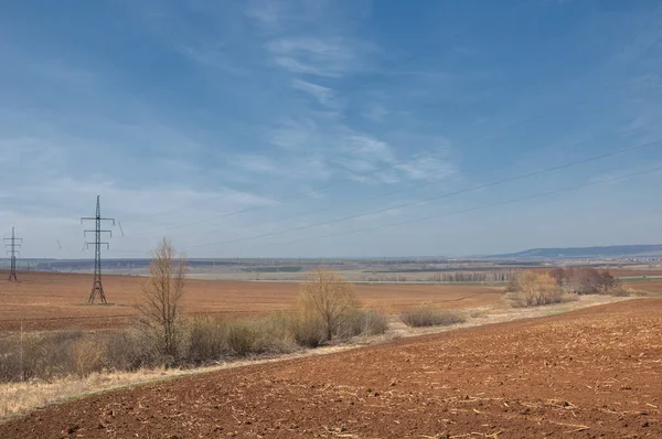 Bahar manzara. enerji sütun bahar alan üzerine. engebeli arazi. ağaçların yaprakları olmadan. . Son kar.