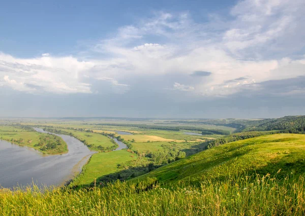 Bir nehir, yatay panoramik yaz. Kama Nehri, Tataristan, Russi