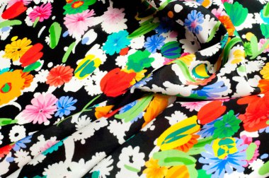 Doku arka plan deseni. İpek kumaş kırmızı siyah bir zemin üzerine yeşil çiçekler. Sulu boya desen olarak stilize çiçek deseni