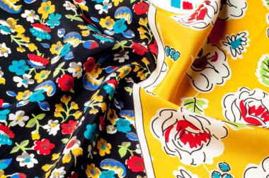 Doku arka plan deseni. İpek kumaş, çiçek desenli sarı bir arka plan üzerinde. Siyah bir arka plan üzerinde. Çiçek Tekstil veya kumaş. Kumaş dokusuna. Kumaş, tekstil, kumaş, dokuma malzeme,.