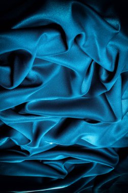 Doku, arka plan. şablon. İpek kumaş mavisi, mavi ipek kumaş ve avludaki döşeme kumaşı - koyu perdeler - sırt ve yastıklar için katı kumaşlar