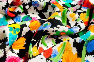 Doku arka plan deseni. İpek kumaş kırmızı siyah bir zemin üzerine yeşil çiçekler. Sulu boya desen olarak stilize çiçek deseni