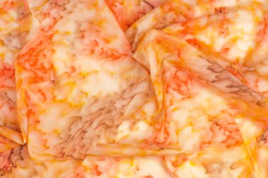 Doku, arka plan, desen. Bir bulanık Kırmızı Sarı desenli ipek kumaş. Sarı, kırmızı ve krem beyaz çiçekler