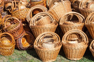 Arka plan doku. Hasır sepetleri willow twigs yapılmıştır. yakın çekim hasır sepetleri ve doğal malzemelerden yapılmış diğer öğeleri