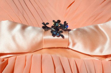 Doku, arka plan, desen. Açık turuncu renkli, ipek topu cüppe elbise. Kumaş mercan ipek