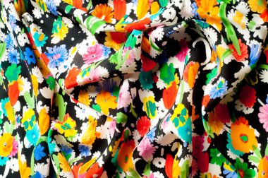 Doku arka plan deseni. İpek kumaş kırmızı siyah bir zemin üzerine yeşil çiçekler. Sulu boya desen olarak stilize çiçek deseni