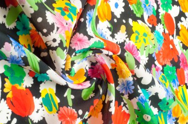 Doku arka plan deseni. İpek kumaş kırmızı siyah bir zemin üzerine yeşil çiçekler. Sulu boya desen olarak stilize çiçek deseni