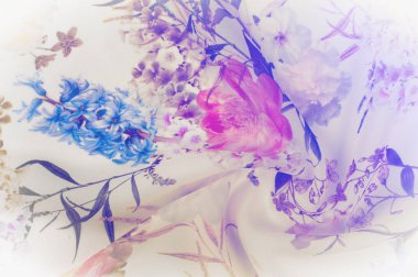 Doku, arka plan, desen. İpek kumaş. Doku pembe ve sarı çiçekler suluboya tekniği ile. Gül, papatya ve Mimoza ile duvar kağıtları. Tebrik kartı. İpek eşarp, şal. Tatil.