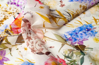 Doku, arka plan, desen. İpek kumaş. Doku pembe ve sarı çiçekler suluboya tekniği ile. Gül, papatya ve Mimoza ile duvar kağıtları. Tebrik kartı. İpek eşarp, şal. Tatil.