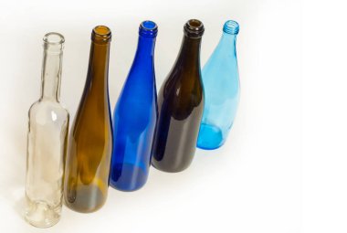 Arka plan deseni, doku. Stüdyo fotoğrafçılığı boş şişe. Karışık renkler yeşil, şeffaf beyaz, kahverengi ve mavi de dahil olmak üzere, cam şişe. Grup şişe