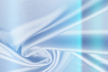 Arka plan deseni, doku. İpek kumaş mavi tonları ile. Bir ince ipek yüzey gölge rengi Serenity - pastel tonu ince ipek - üstten görünüm - yakın çekim. Mavi buruşuk kumaş dokusu arka plan