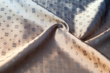 Doku arka plan deseni. Kahverengi ipek kumaş. Arka plan lüks kumaşlar ya da sıvı dalgalar ya da dalgalı kırışıklıklar. Pürüzsüz zarif altın ipek ya da içinde saten sepya tonlu. Retro tarzı