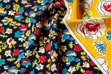 Doku arka plan deseni. İpek kumaş, çiçek desenli sarı bir arka plan üzerinde. Siyah bir arka plan üzerinde. Çiçek Tekstil veya kumaş. Kumaş dokusuna. Kumaş, tekstil, kumaş, dokuma malzeme,.