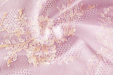 Resmi doku arka planı, dekoratif altın dantel desenli. Altın vintage dantelli arka plan. Altın dantel pembe bir arka plan üzerinde. Spandex, makro. Dantelli dekoratif çiçek desenli.