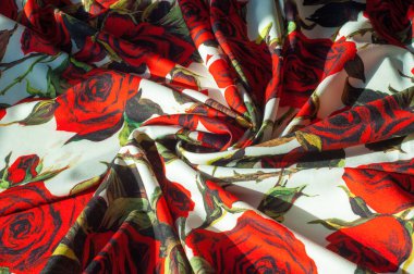 Doku, arka plan, desen. Kumaş ipek soyut desen. Kumaş üzerine boyalı gül vardır. Beyaz zemin üzerine kırmızı gül