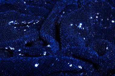  ile mavi kumaş. Göz alıcı bir ilişki için bu mavi maske spor. Dairesel çocuk sparkles yoğun bir düzenleme tüm kaplama için düz örgü gücü kapsamında kalır