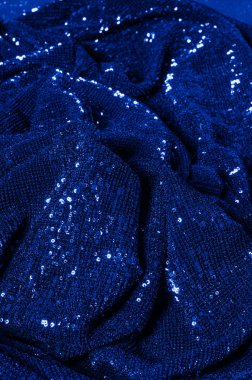  ile mavi kumaş. Göz alıcı bir ilişki için bu mavi maske spor. Dairesel çocuk sparkles yoğun bir düzenleme tüm kaplama için düz örgü gücü kapsamında kalır